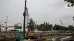 Pekerja menyelesaikan pemasangan dinding turap di kali pasar baru, Jakarta, Rabu (9/3/2022). Dinas Sumber Daya Air DKI Jakarta melakukan pemasangan turap bertujuan untuk mengantisipasi banjir serta tanah ambles di pinggir sungai. (Liputan6.com/Faizal Fanani)