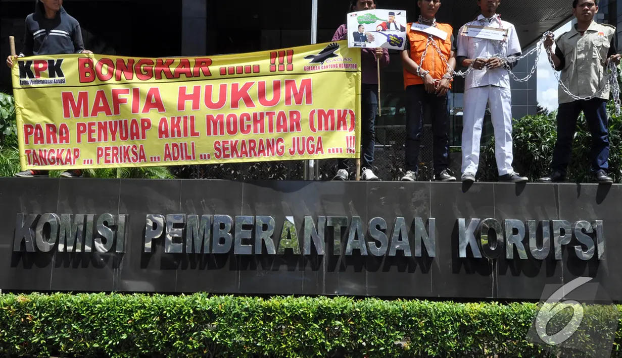 Massa yang menamakan diri Gerakan Gantung Koruptor (GAGAK) membentangkan spanduk yang menuntut KPK membongkar mafia hukum, Gedung KPK, Jakarta, Rabu (17/12/2014). (Liputan6.com/Miftahul Hayat)