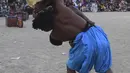 Peserta berusaha menjatuhkan lawannya saat turnamen gulat tradisional Sindhi Malakhra di kota pelabuhan Karachi, Pakistan pada Minggu (13/12/2020). Gulat kuno yang dimulai sejak 5.000 tahun lalu ini salah satu olahraga favorit di kalangan pria. (Photo by Asif HASSAN / AFP)