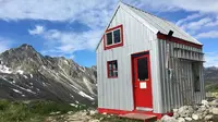 Objek wisata yang berada di Alaska ini menawarkan tujuh unit kabin untuk diinapi secara cuma-cuma. Dan penginapan ini berlokasi di antara pegunungan Chugach dan Talkeetna yang terletak di ketinggian yang berbeda.
