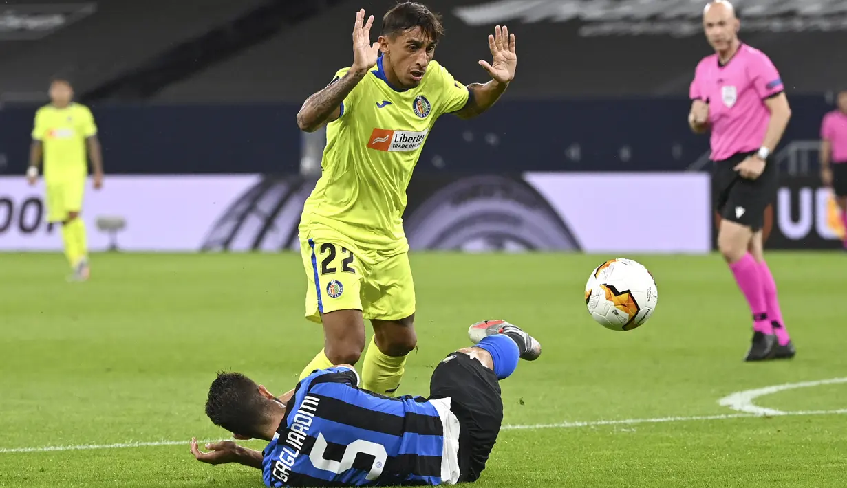 Pemain Getafe, Damian Suarez berusaha melewati gelandang Inter Milan,  Roberto Gagliardini  pada babak 16 besar Liga Europa di Veltins-Arena di Gelsenkirchen, Jerman, Rabu, (5/8/2020). Inter menang 2-0 atas Getafe dan melaju ke perempat final.  (AP Photo/Ina Fassbender)