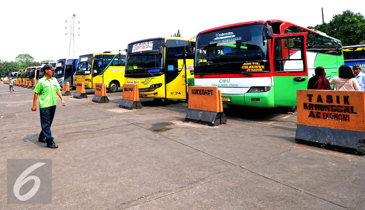Sejumlah bus parkir menunggu penumpang di Terminal Kampung Rambutan, Jakarta Timur, Selasa (30/6/2015). Menurut petugas Dishub Kp. Rambutan, Biasanya lonjakan penumpang terjadi empat hari Sebelum  Idul Fitri. (Liputan6.com/Yoppy Renato)