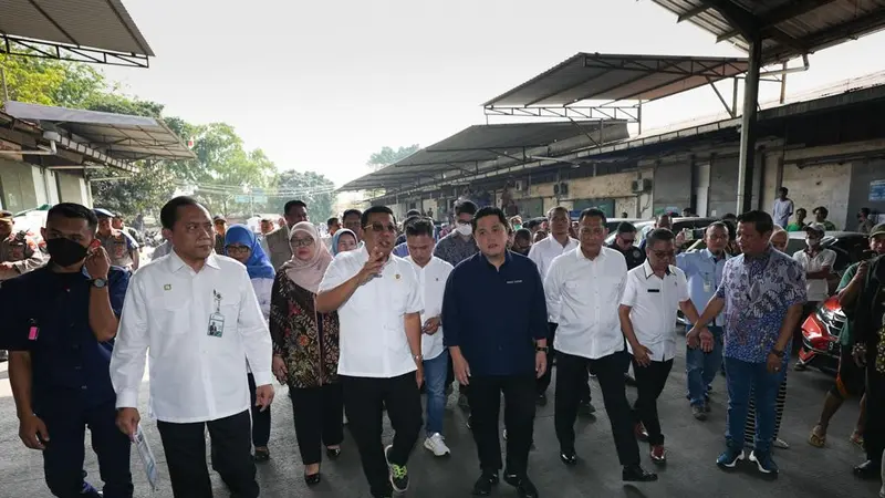 Menteri Badan Usaha Milik Negara (BUMN) Erick Thohir meninjau operasi pasar beras Stabilisasi Pasokan dan Harga Pangan (SPHP) di Pasar Induk Beras Cipinang (PIBC), Jakarta Timur, Rabu (4/10/2023). (Dok BUMN)