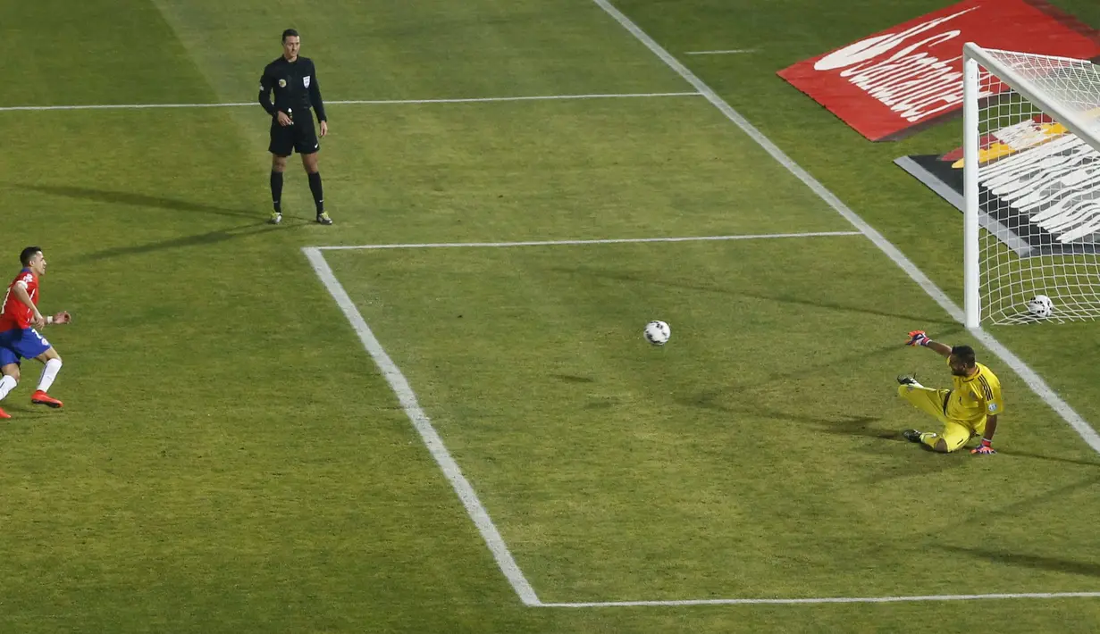 Penalti Alexis Sanchez penentu kemenangan Cile. (EPA/JUAN CARLOS CARDENAS)