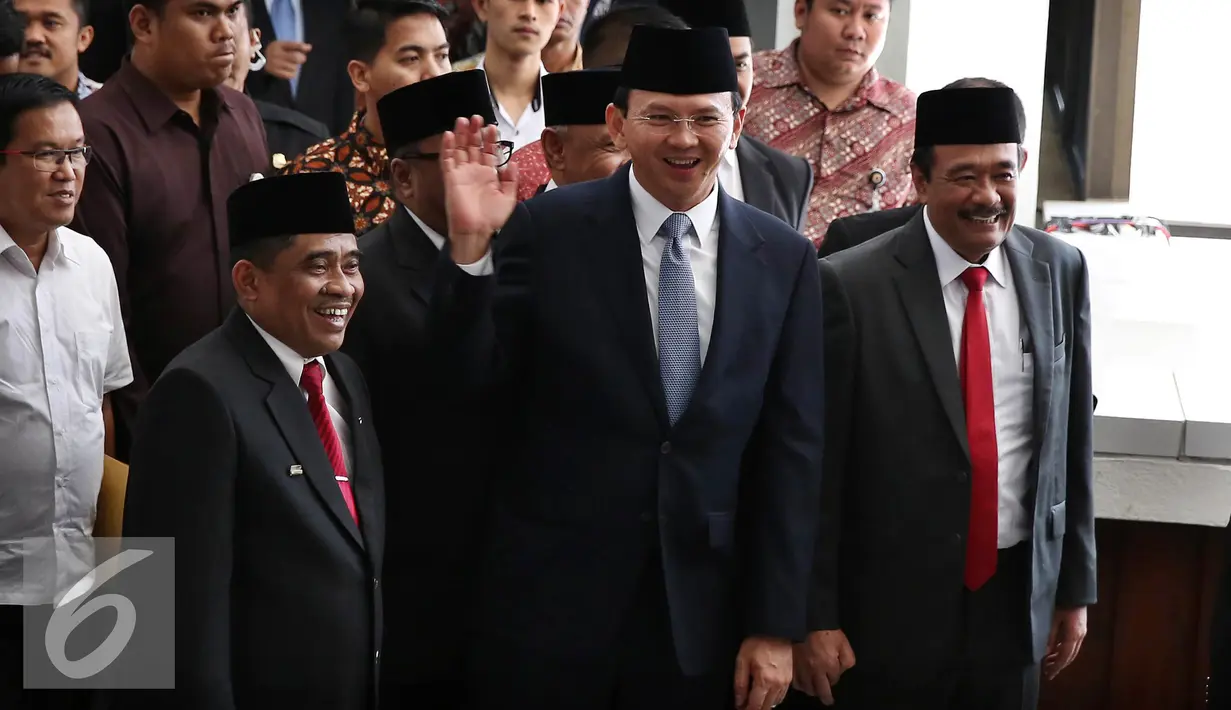 Ahok bersama wakilnya Djarot Syaiful Hidayat dan Dirjen OTDA Soni Sumarsono bersiap menghadiri peresmian dan serah terima nota pengantar tugas Pelaksana Tugas (Plt) Gubernur DKI Jakarta di Gedung Kemendagri, Rabu (26/10). (Liputan6.com/Johan Tallo)