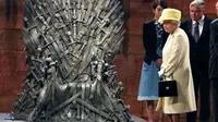 Ratu Elizabeth II melakukan kunjungan ke lokasi syuting serial Game of Thrones di Irlandia Utara