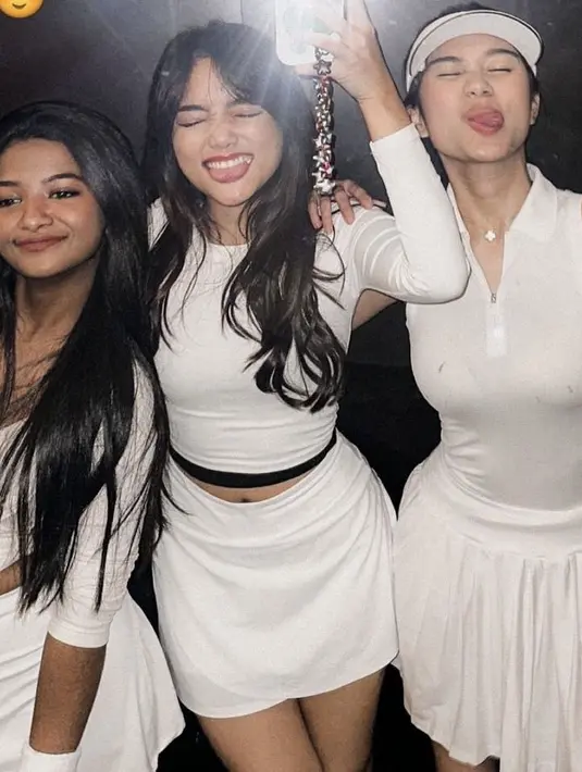 <p>Azizah tampil dengan topi putih model visor di atas rambut yang dikuncir belakang. Sedangkan, Fuji dengan rambut panjang terurai wave berponi samping. [@fuji_an]</p>