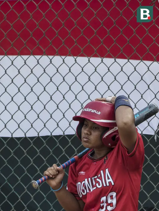 Atlet softball Indonesia, Ilka Emogene, bersiap saat melawan Korea Selatan pada laga Asian Games di Lapangan Softball Senayan, Jakarta, Selasa (21/8/2018). Indonesia kalah 2-4 dari Korsel. (Bola.com/Vitalis Yogi Trisna)