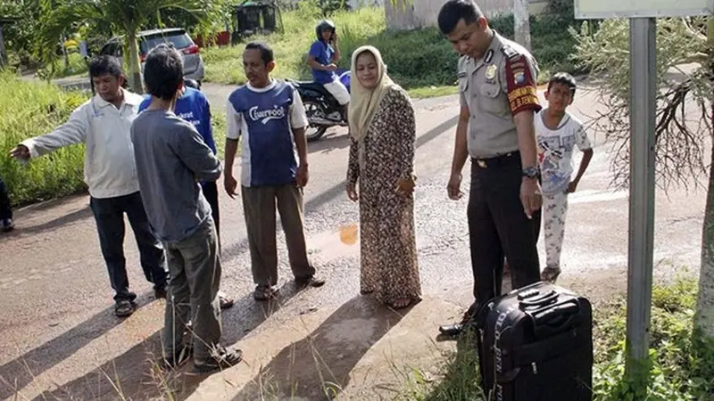 Isi Mengejutkan Koper Cokelat di Pinggir Jalan