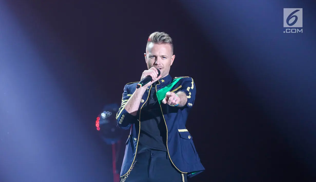 Personel Westlife tampil dalam konser "Westlife - TheTwentyTour 2019" di ICE BSD, Tangerang, Selasa (6/8/2019). Westlife membuka konser dengan lagu Hello My Love, My Love, What About Now serta Swear It Again. (Liputan6.com/Fery Pradolo)