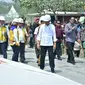 Presiden Jokowi&nbsp;meninjau progres pelaksanaan konstruksi ruas jalan Simpang Randu-Seputih Surabaya, yang berada di Kecamatan Rumbia, Kabupaten Lampung Tengah, Lampung, Jumat (27/10/2023)