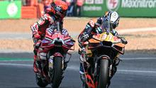 Pedro Acosta berduel dengan Marc Marquez di Sprint Race MotoGP Thailand 2026 (AFP)