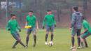Para pemain Timnas Indonesia U-19 berlatih operan pendek di Paju Football Center, Korea Selatan, 2/11/2017). Indonesia akan melawan Korea Selatan Sabtu 4 November 2017.(Bola.com/Dok.PSSI/Bandung Saputra)