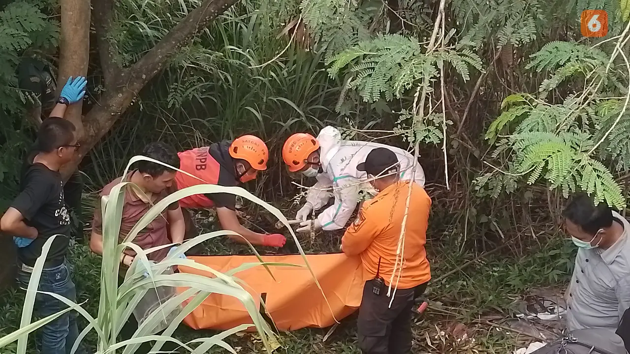 Inafis Polres Sukabumi Kota lakukan identifikasi penemuan tengkorak dan kerangka tulang manusia di Kecamatan Baros Kota Sukabumi (Liputan6.com/Fira Syahrin).