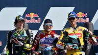 Pembalap Pramac Ducati, Jorge Martin (tengah) bersama peraih podium lainnya Marco Bezzecchi dan Francesco Bagnaia (AFP)