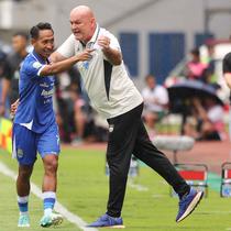 Berkat hasil ini, Persib kini mengemas 38 poin atau satu angka unggul dari Borneo FC yang harus rela turun ke posisi dua. Sementara Persija turun ke peringkan ketiga dengan 35 poin. Tampak dalam foto, penyerang sayap kiri Persib, Beckham Putra (tengah) bersama pelatih Bojan Hodak saat pertandingan pekan ke-17 BRI Super League 2025/2026 melawan Persija di Stadion Gelora Bandung Lautan Api (GBLA), Bandung, Jawa Barat, Minggu 11 Januari 2026. (Bola.com/Abdul Aziz)