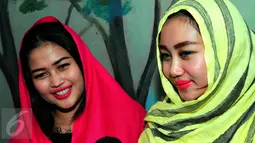 Penampilan Duo Srigala saat Ramadan, Jakarta, Jumat, (19/6/2015). Untuk menghormati bulan Ramadan, keduanya mengaku tidak akan mengenakan pakaian seksi. (Liputan6.com/Faisal R Syam)  