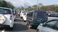 Kemacetan di tol arah Cileunyi, Jawa Barat. (@Petroduta)