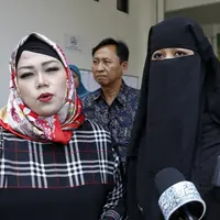 Diampingi kuasa hukumnya Ina Rachman, Dian Rositaningrum menjawab pertanyaan usai sidang mediasi dengan Opick. (Adrian Putra/Bintang.com).