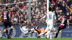 Pemain Genoa, Giovanni Simeone, saat mencetak gol ke gawang Juventus pada laga pekan ke-13 Serie A di Stadion Luigi Ferraris, Minggu (27/11/2016). (Reuters/Alessandro Garofalo)