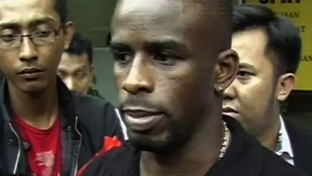 Penyerang Timnas Greg Nwokolo Laporkan Balik Model Cantik Gaby