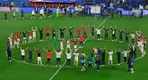 Para pemain dan anggota tim Turki merayakan kemenangan laga babak 16 besar Euro 2024 melawan Austria di Red Bull Arena, Leipzig, pada 2 Juli 2024 atau Rabu 3 Juli 2024 dini hari. (JOHN MACDOUGALL/AFP)