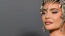 Kylie Jenner tiba pada pembukaan pameran Thierry Mugler: Couturissime di Brooklyn Museum, Brooklyn, New York City, Amerika Serikat, 15 November 2022. Kylie, yang menyambut anak keduanya dengan Travis Scott pada bulan Februari, memakai riasan wajah penuh, termasuk bibirnya yang seksi. (ANGELA WEISS/AFP)