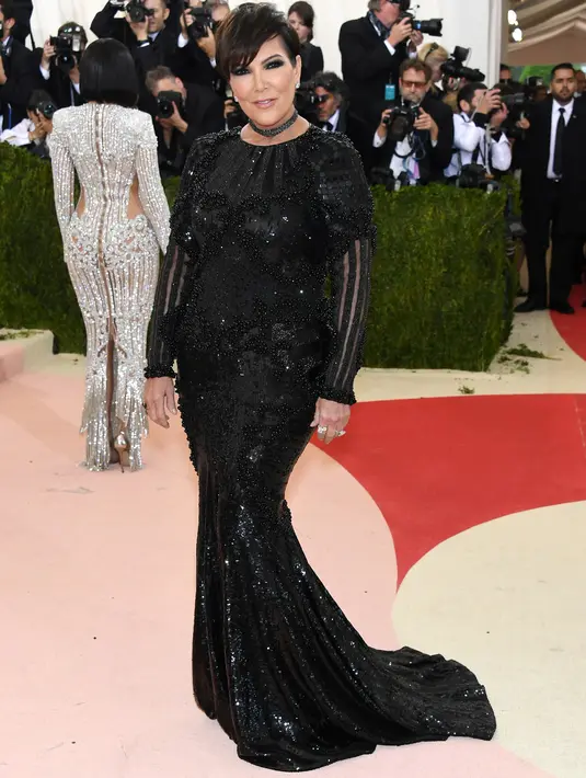 Dalam kunjungannya ke Paris, selain memastikan kondisi putrinya baik-baik saja, Kris juga menjemput Kim untuk pulang ke rumah bersamanya. (AFP/Bintang.com)