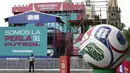 Seorang anggota Garda Nasional berfoto di instalasi FIFA Fan Fest Guadalajara di Plaza Liberacion dan Plaza de Armas di pusat kota Guadalajara, Negara Bagian Jalisco, Meksiko, Selasa 9 Juni 2026, menjelang pembukaan turnamen sepak bola Piala Dunia 2026. (Ulises RUIZ/AFP)
