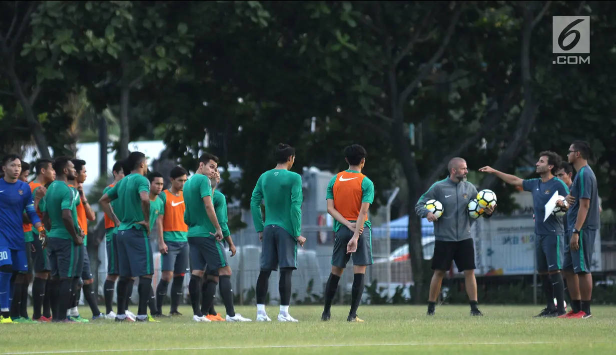 Pelatih Timnas Indonesia U-23. Luis Milla (kedua kiri) memberi arahan jelang latihan di Lapangan A Kompleks GBK, Jakarta, Kamis (21/6). Timnas Indonesia U-23 akan melakoni laga uji coba melawan Korsel U-23, Sabtu (23/6). (Liputan6.com/Helmi Fithriansyah)
