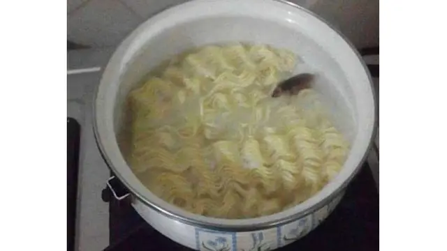 10 Momen saat Mau Makan Mi Ini Apes Banget, Bikin Geregetan