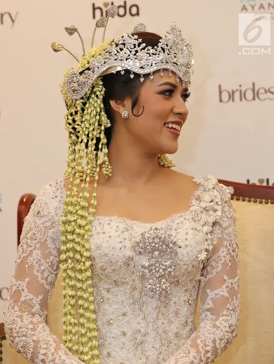 Penyanyi Raisa Andriana tersenyum saat jumpa pers usai melangsungkan akad nikah di Ayana MidPlaza, Jakarta, Minggu (3/9). Raisa dan Hamish resmi menjadi pasangan suami istri pada 3 september 2017. (Liputan6.com/Herman Zakharia)