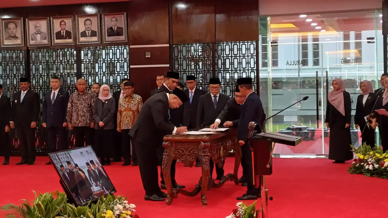 Menteri Energi dan Sumber Daya Mineral (ESDM) Bahlil Lahadalia resmi melantik Achmad Muchtasyar sebagai Direktur Jenderal Minyak dan Gas Bumi (Dirjen Migas) Kementerian ESDM