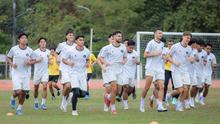Timnas Indonesia U-22 menjalani latihan di Lapangan Latihan 2 Stadion 700th Anniversary, Chiang Mai, pada Kamis (11/12/2025) sekitar pukul 16.00 waktu setempat, Kamis (11/12/2025). Tim Garuda Muda akan menghadapi Myanmar dalam laga hidup dan mati Grup C sepak bola SEA Games, Jumat (12/12/2025). (Bola.com/Bagaskara Lazuardi)