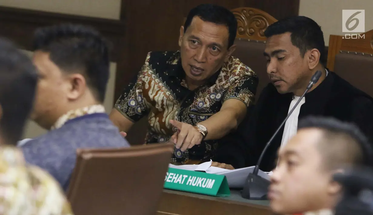 Terdakwa kasus suap dana hibah dari Kemenpora kepada KONI, Ending Fuad Hamidy (tengah) saat mengikuti sidang lanjutan di Pengadilan Tipikor Jakarta, Kamis (25/4). Sidang mendengar keterangan saksi-saksi, termasuk Asisten Pribadi Menpora Imam Nahrawi, Miftahul Ulum. (Liputan6.com/Helmi Fithriansyah)