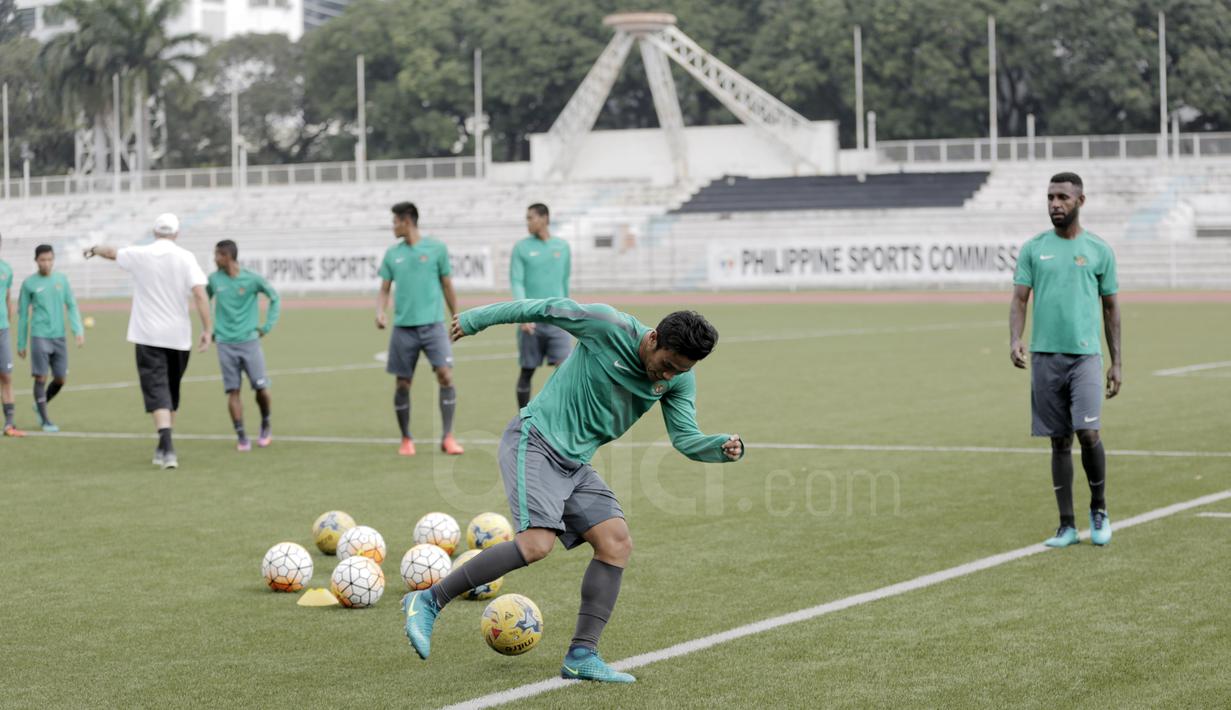 Benny Wahyudi beraksi saat latihan bersama  pemain Timnas Indonesia di Stadion Rizal Memorial Commissions, Manila, (23/11/2016).  (Bola.com/Nicklas Hanoatubun)