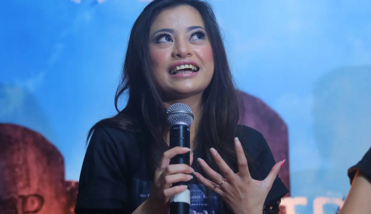 Angie yang dikenal lewat peran Katie di film Virgin: Ketika Keperawanan Dipertanyakan tahun 2004 silam. Setelah itu, ia terlibat dibeberapa film. Tidak hanya sebagai pemain, ia juga menulis skenario untuk film. (Nurwahyunan/Bintang.com)