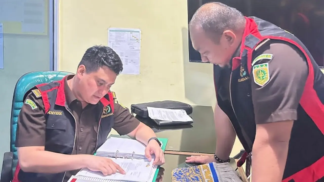 Penyidik Pidana Khusus Kejari Indragiri Hilir menggeledah kantor BPR Gemilang mencari bukti dugaan korupsi kredit.