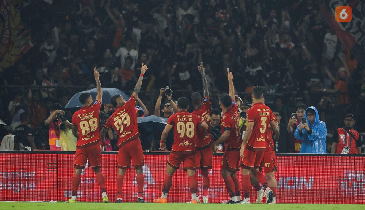 Persija berhasil menaklukkan Persebaya dengan skor 3-0 pada laga yang digelar pada Sabtu (11/4/2026). Tampak dalam foto, pemain Persija merayakan gol yang dicetak Allano Brendon De Souza Lima (keempat kiri) saat melawan Persebaya pada pertandingan pekan ke-27 BRI Super League 2025/2026 di Stadion Utama Gelora Bung Karno (SUGBK), Jakarta, Sabtu (11/4/2026). (Bola.com/Bagaskara Lazuardi)