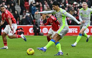 Manchester City berhasil meraih kemenangan 2-1 atas Nottingam Forest pada laga pekan ke-18 Premier League di The City Ground, Nottingham, Sabtu (27/12/2025) malam WIB. Satu dari dua gol Man City disarangkan Tijjani Reijnders. (AFP/Ben STANSALL)
