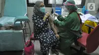 Petugas kesehatan menyuntikkan vaksin covid-19 Sinovac kepada ibu hamil di Puskesmas Jagakarsa II, Jakarta Selatan, Kamis (19/08/2021). Saat ini tercatat sebanyak 1.754 ibu hamil telah mendapatkan vaksinasi dosis pertama dalam mencegah penyebaran virus corona covid-19. (merdeka.com/Arie Basuki)