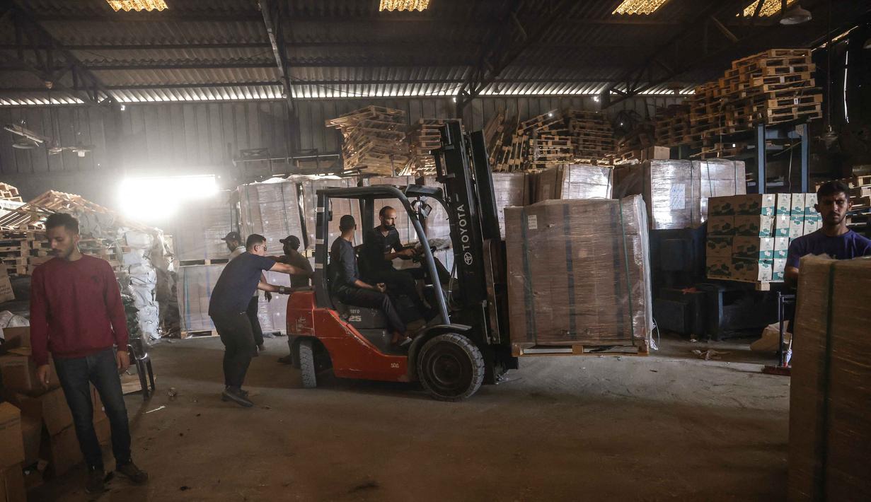 Kotak ransum makanan yang disediakan oleh Program Pangan Dunia (WFP) siap didistribusikan kepada warga Gaza di pusat distribusi di desa Al-Zawayda, di tengah-tengah Jalur Gaza, pada 27 Oktober 2025. (BASHAR TALEB/AFP)