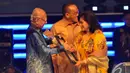 Emil Salim mendapat penghargaan sebagai Pemikir Sosial di acara Penghargaan Achmad Bakrie XII di XXI Ballroom Djakarta Theatre, Jakarta Pusat, Rabu (10/12/2014). (Liputan6.com/Panji Diksana)