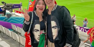 Di sini, Via Vallen dan suami mengenakan jaket kembar. Dengan gambar Cristiano Ronaldo, jaket yang dikenakan Via Vallen dan suami, sama. Via Vallen tampak mengenakan rok berwarna hijau dan atasan hitam. Sedangkan sang suami mengenakan atasan hitam dengan celana kuning yang bermotif. Foto: Instagram.