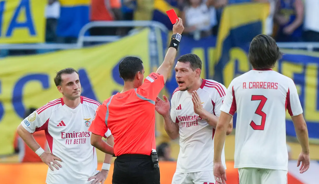 Pemain Benfica, Andrea Belotti, mendapat kartu merah saat melawan Boca Juniors pada laga Grup C Piala Dunia Antarklub 2025 di Stadion di Hard Rock, Miami, Selasa (17/6/2025). (AP Photo/Marta Lavandier)