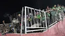 Tampak henti Bobotoh dan Bonek terus bernyanyi pada laga Piala Jenderal Sudirman di Gelora Delta Sidoarjo, Jawa Timur, Sabtu (21/11/2015). (Bola.com/Vitalis Yogi Trisna) 