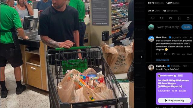 Lionel Messi belanja di supermarket