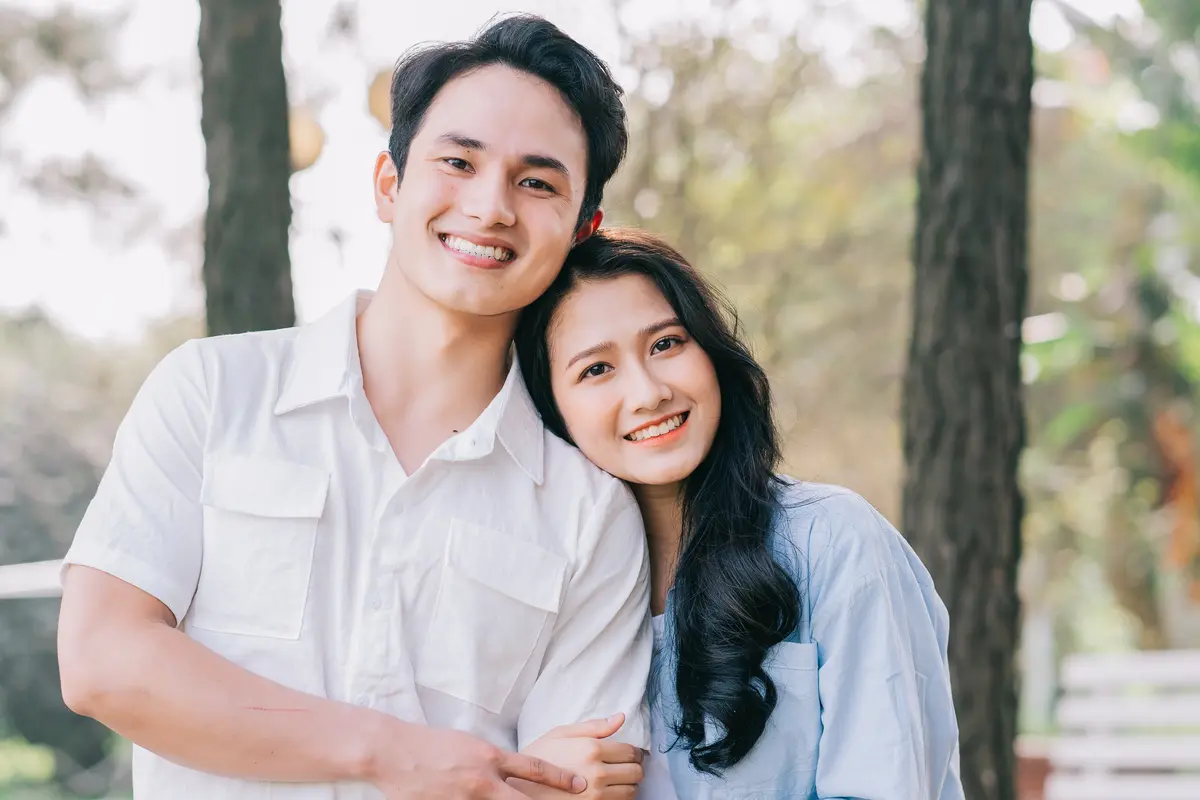 perempuan dan pasangan pinus