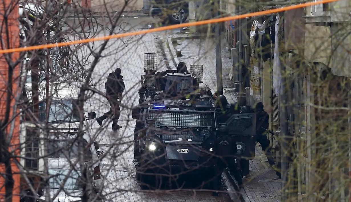 Kepolisian Turki melakukan operasi pencarian menyusul penyerangan sebuah kantor polisi di Istanbul, Kamis (3/3). Polisi berhasil menjebak dua wanita tersangka penyerangan, dengan senjata api dan granat, di sebuah apartemen. (REUTERS/Osman Orsal)