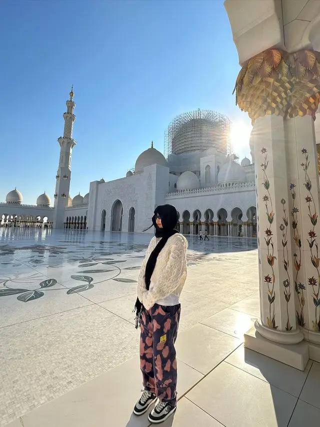 6 Potret Jennie BLACKPINK Pakai Kerudung saat Kunjungi Grand Mosque Abu Dhabi